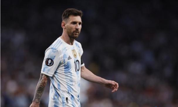 金庸唯一烂尾的小说，主角好色，还欺师灭祖，金庸连结局都懒得写